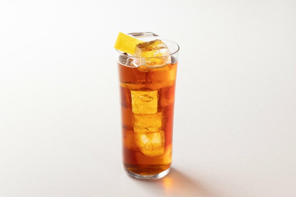 Soccia! è un cocktail con Sorbole aperitivo al limone e chinotto