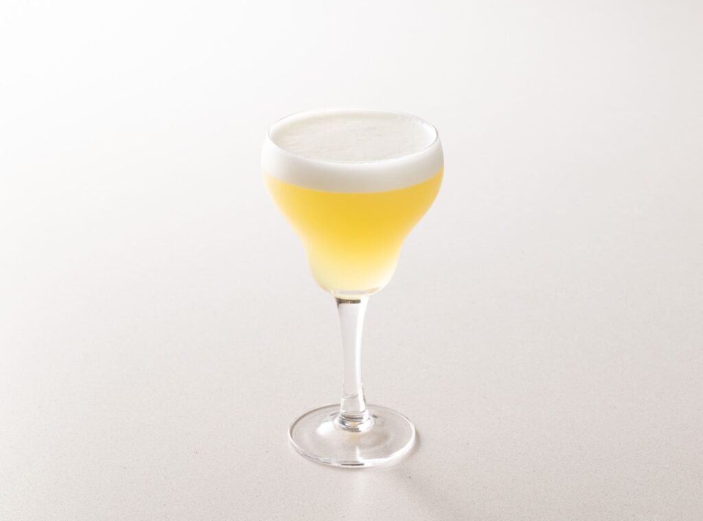 un bicchiere di Sorbole Sour, preparato con Sorbole bitter, limone e zucchero