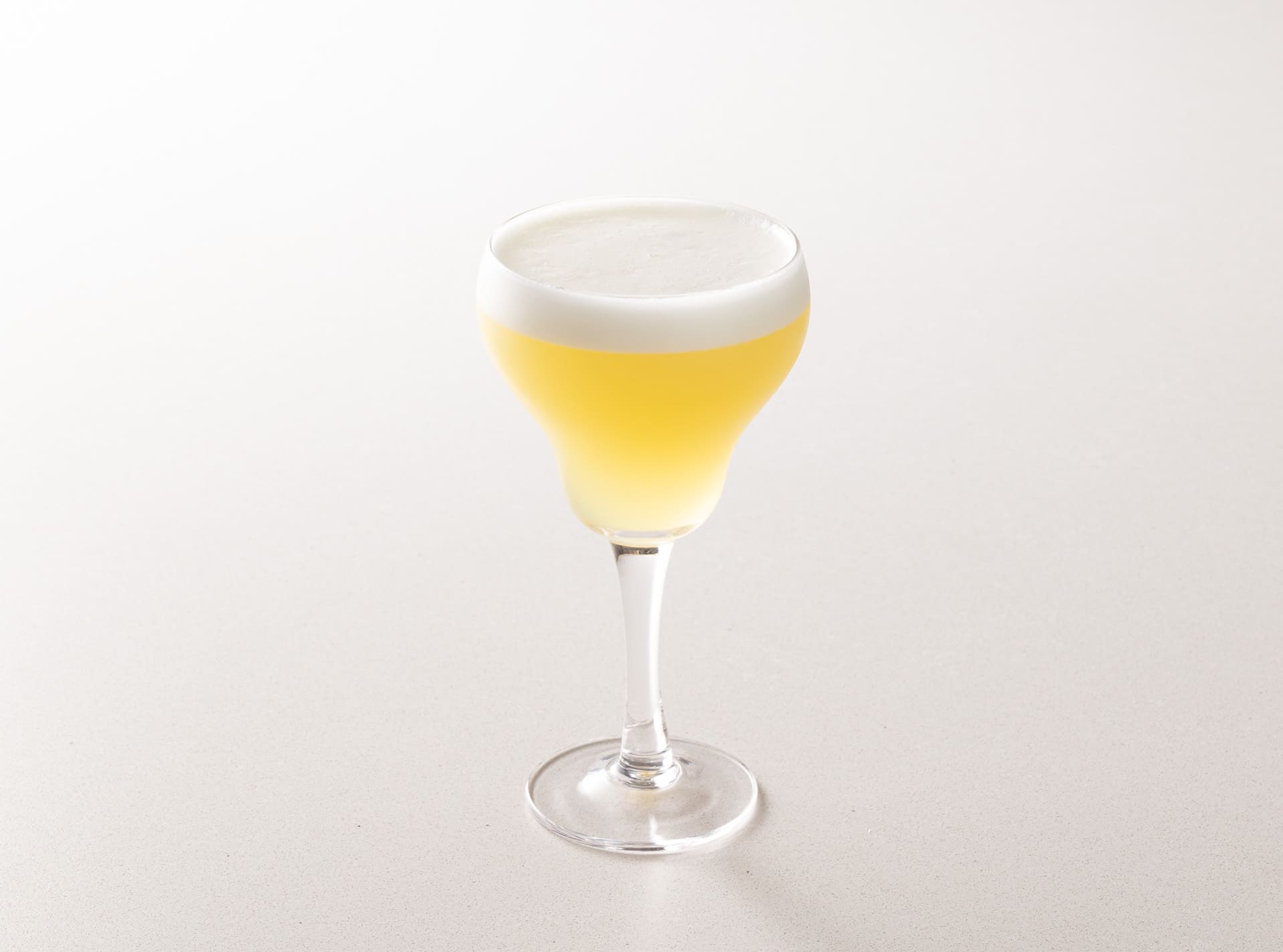 un bicchiere di Sorbole Sour, preparato con Sorbole bitter, limone e zucchero