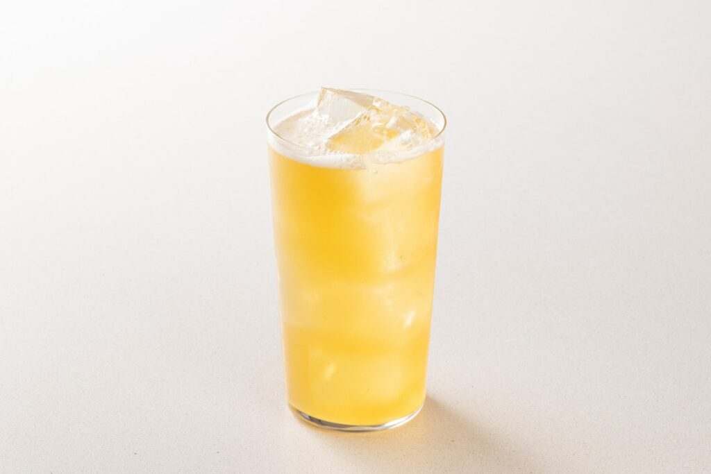 Radlerino è un cocktail con sorbole aperitivo al limone e birra lager