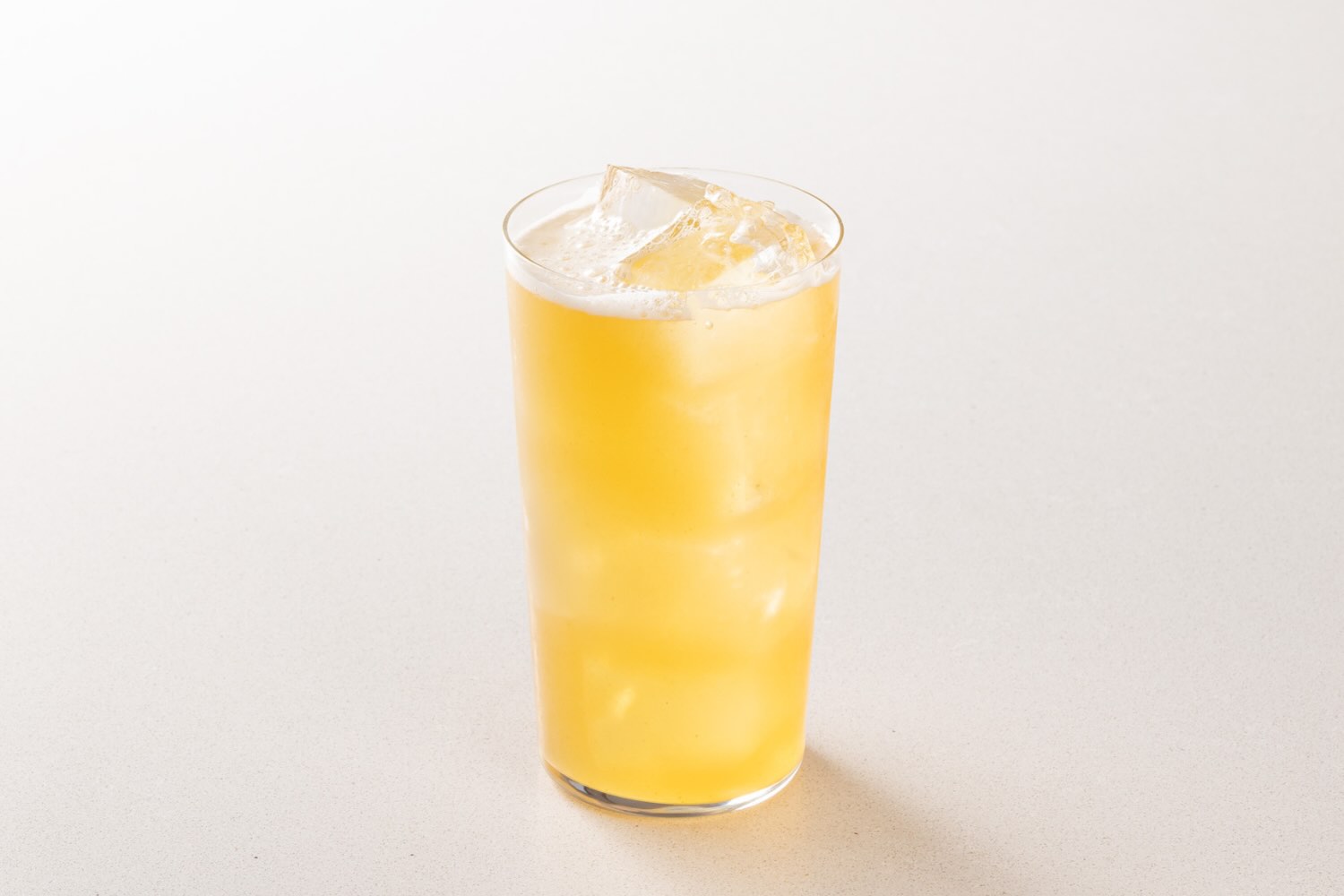 Radlerino è un cocktail con sorbole aperitivo al limone e birra lager